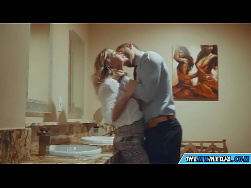 ❤️ جڏهن هڪ busty سنهري اوھان کي هڪ عوامي آرام روم ۾ seduces ️❌ تي sd.ixiporn.ru